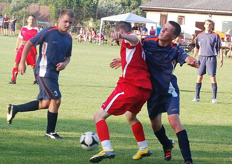 První utkání o postup do II. třídy se hrálo v pátek ve Stráži, Lom vyhrál 2:3.