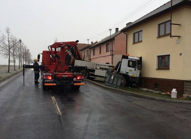 Nehoda nákladního vozu, který narazil v Černošíně do domu.