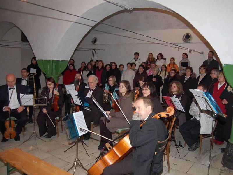 MŠE ZNĚLA NA HUMNECH.  Více než padesát muzikantů zahrálo a zazpívalo publiku, které jim poděkovalo obrovským aplausem.