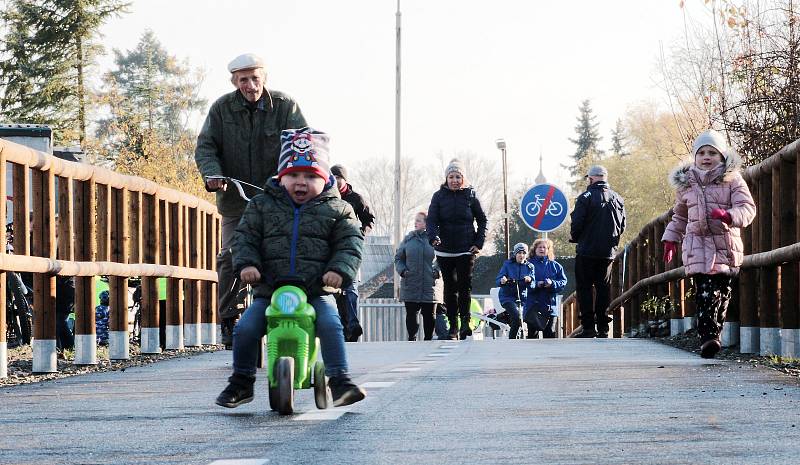 Na novou stezku se po slavnostním otevření vydali cyklisté i pěší rodiče s dětmi.