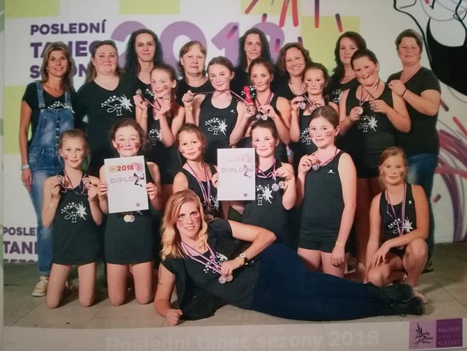 Dívčí taneční skupina 11Stars vybojovala v Klatovech dvě medaile.