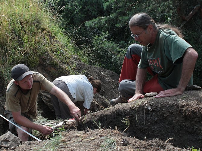 Archeologové hledají na Hrotku stopy bitvy u Třebele
