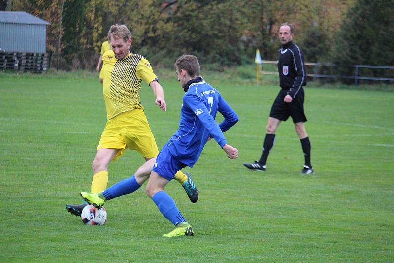 Tatran Chodov (ve žlutém) - TJ Chodský Újezd (v modrém) 2:2 (2:0), PK 3:4.