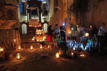 Divadlo při svíčkách získalo peníze na záchranu kostela