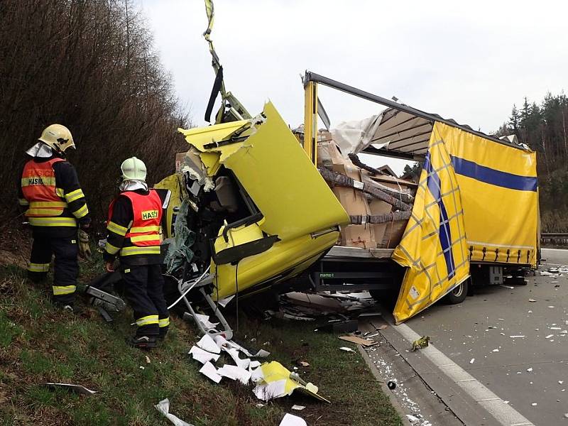 Nehoda dvou kamionů na dálnici D5 u Kladrub.