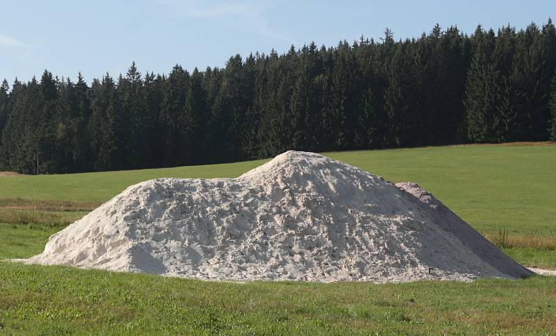 Dvě obří hromady vápnitého dolomitu vyrostly u Lesné a Staré Knížecí Huti. Poslouží k vápnění lesního porostu mezi těmito příhraničními obcemi  na Tachovsku.