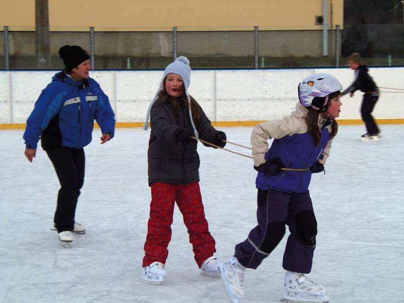 Prázdninový pátek si děti užily na ledě