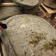 NA ŽIDOVSKÝ HŘBITOV V TACHOVĚ  se po letech vrací staré židovské náhrobní kameny