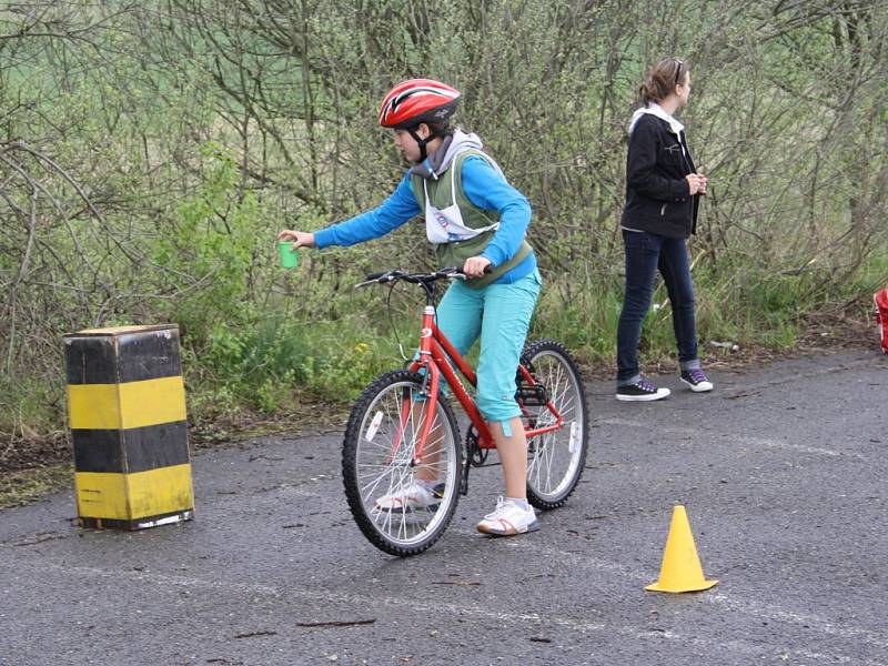 Téměř stovka dětí zápolila ve čtvrtek na dopravním hřišti v Tachově v okresním kole dopravní soutěže mladých cyklistů. 