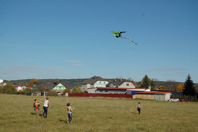 Jasná obloha nad Borem nabídla barevnou podívanou.