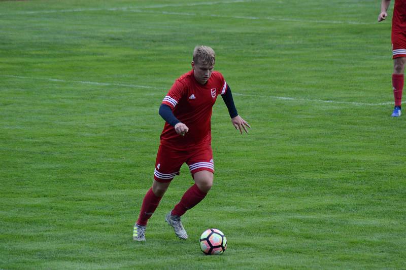 FK Tachov (v červeném) - Sokol Stráž (v modrém) 6:0 (2:0).