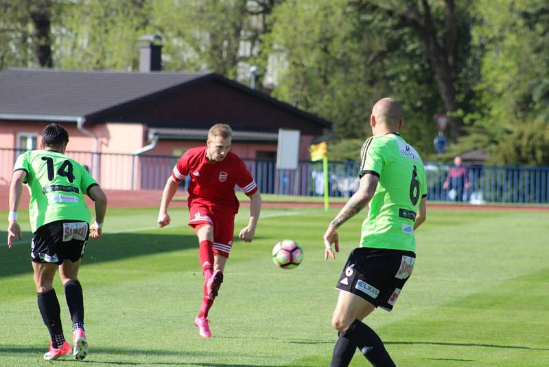 V utkání třetí fotbalové ligy mezi FK Tachov (v červeném) a Slavojem Vyšehrad byli lepší domácí, kteří zvítězili 4:2.