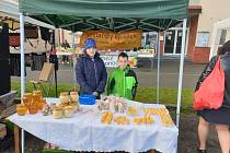 V rámci velikonočních trhů, které se konaly v pátek v Kladrubech, prodávaly své výrobky také děti z  kladrubského kroužku mladých včelařů.