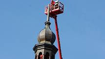 Na špici kostela se měl v úterý vrátit  opravený a pozlacený vrcholový kříž. Z instalace ale nakonec sešlo,  odborníci totiž odhalili  havarijní stav hrotnice.