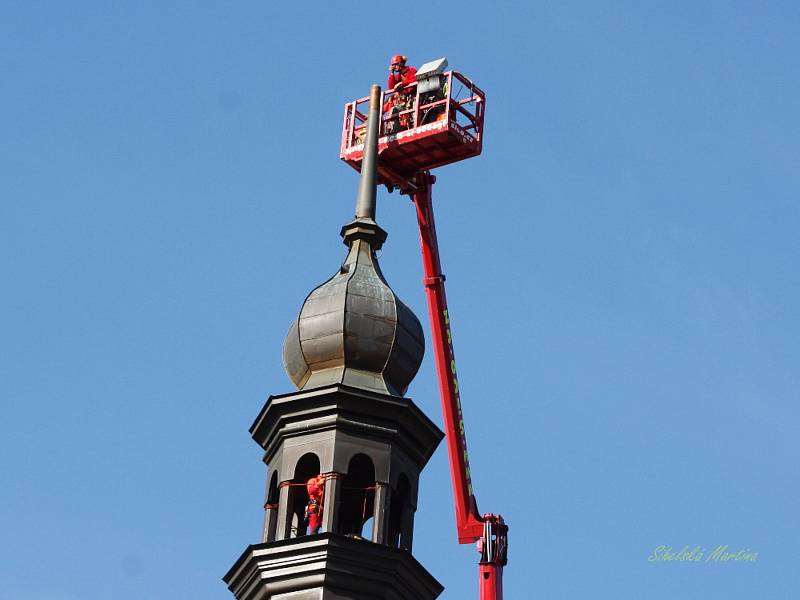 Na špici kostela se měl v úterý vrátit  opravený a pozlacený vrcholový kříž. Z instalace ale nakonec sešlo,  odborníci totiž odhalili  havarijní stav hrotnice.