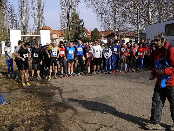 Závodníci Běhu přes Pepíkovo lávku těsně před startem sobotního závodu. Na trať se vydalo přes padesát běžců.