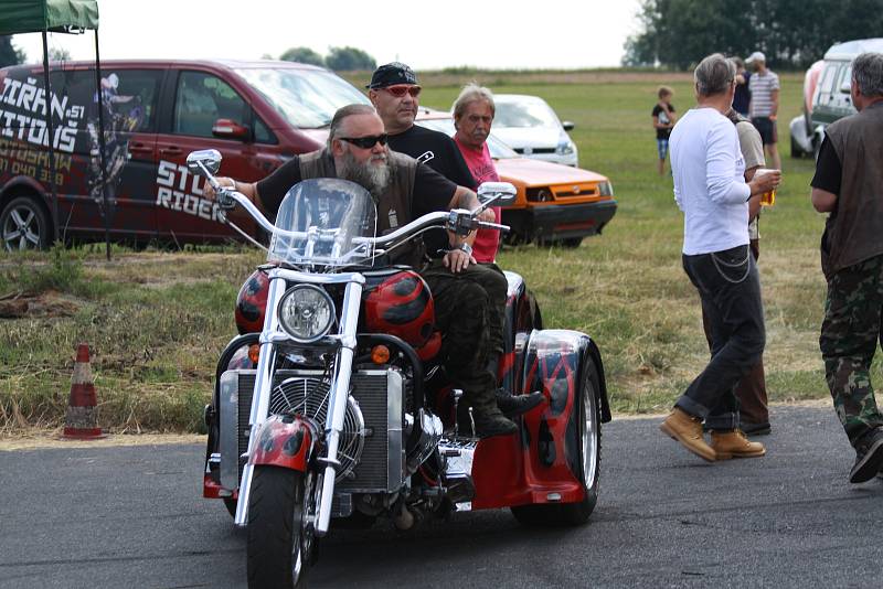 Z Auto moto párty na letišti Kříženec.