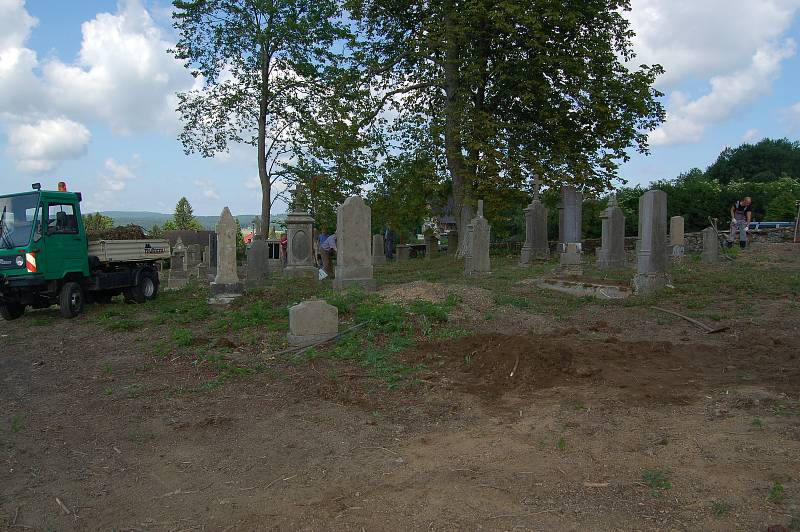 Na staré části hřbitova v Hošťce se sešla česko německá brigáda, aby pomohla k jeho obnově.