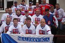 ŠTAMGASTI jedné tachovské sportovní hospody se na hokejový šampionát dobře připravili a vybavili se dresy, vlajkami. V hledišti chtějí být slyšet a hnát český tým za úspěchem. 