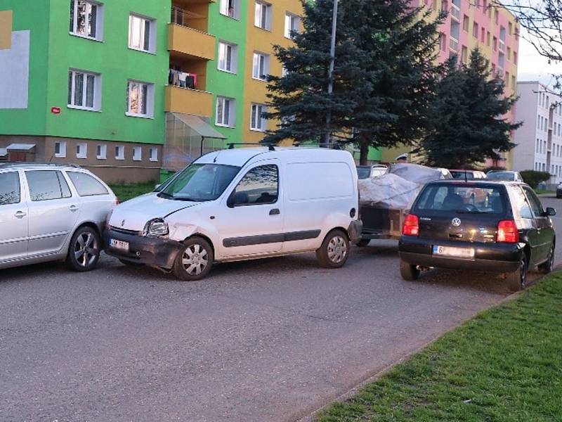 Opilý řidič bez řidičáku naboural ve Stříbře do tří aut
