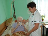 Personál Domova pro seniory v Panenské ulici v Tachově (na snímku vedoucí zdravotního úseku Alena Klimešová spolu s klientkou Marii Taušnerovou) dbá, aby důchodci dodržovali pitný režim. 