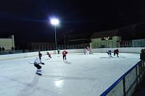 Stříbrští Buldoci (v červeném) remizovali s HC Rokycany 5:5.