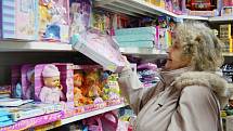Hana Kverdová (na snímku) dává při nakupování hraček pro pravnoučata pozor i na etikety.
