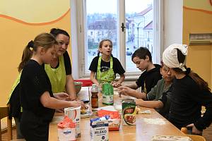 V průběhu vaření se děti, které se přihlásily do zájmového útvaru Kuchtíci při DDM ve Stříbře, naučí uvařit či upéct celou řadu dobrot.