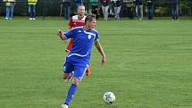 Sokol Lom (v červeném) - FK Tachov (v modrém) 2:0.