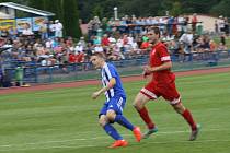 Tomáš Habart (vpravo, snímek z utkání s Jiskrou Domažlice) odehrál v sobotu v Jirnech 72 minut. Tým FK Tachov, k jehož oporám patří, podlehl lídrovi tabulky 0:2.