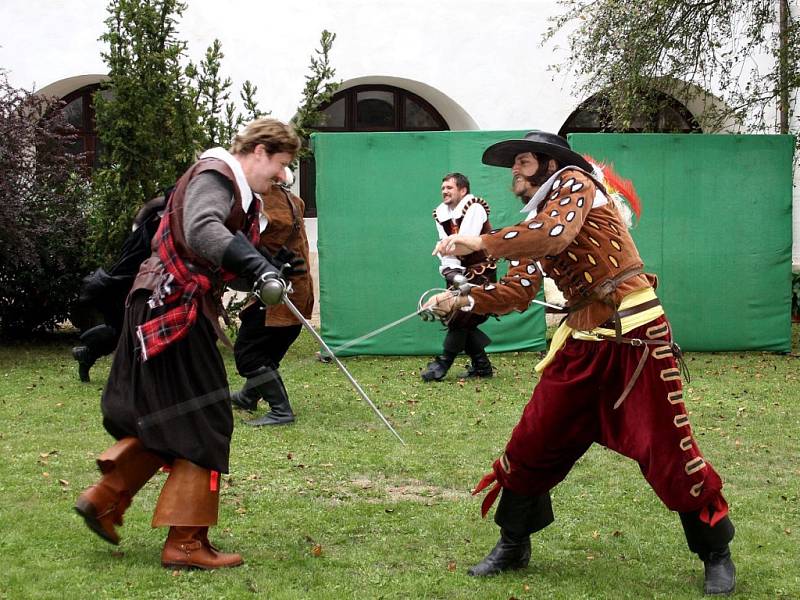 UMĚLCI z historického šermu Gloria z Plzně je spolek nadšenců, kteří se zabývají studiem historických umění, zejména historického šermu a tance, a jejich scénickým ztvárněním. 