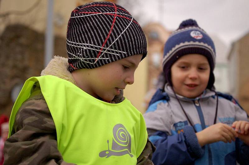 Děti z mateřinky v Tyršově ulici v Tachově se loučily se zimou vynášením Morany.