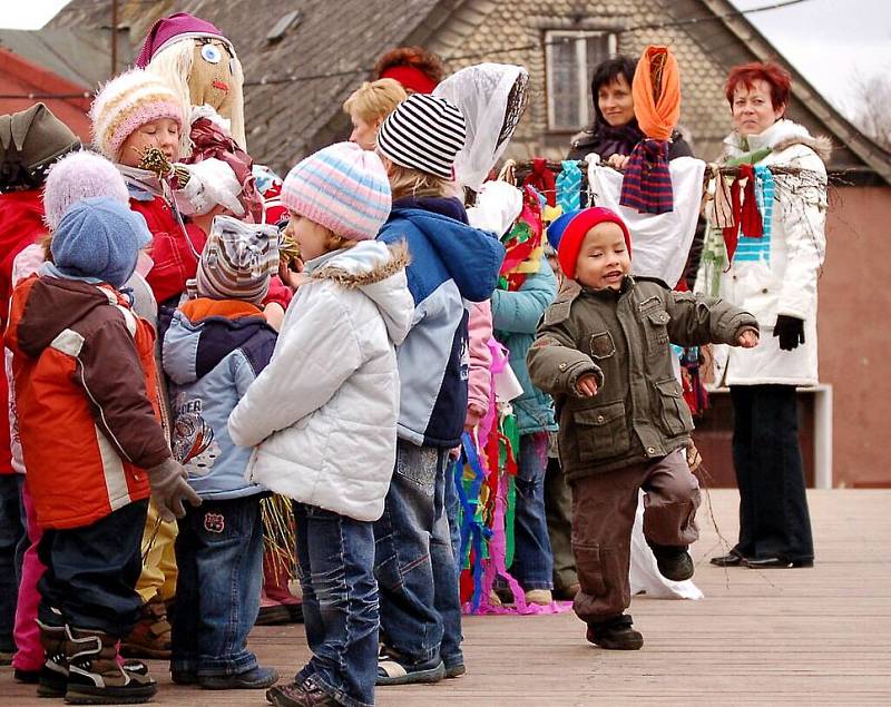 Děti z mateřinky v Tyršově ulici v Tachově se loučily se zimou vynášením Morany.