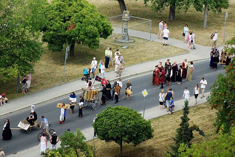 Historické slavnosti v Tachově pohledem z věže kostela.