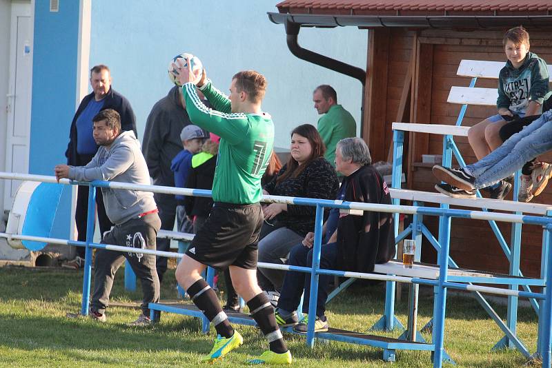 Sokol Kostelec (modré dresy) - Baník Stříbro B 5:0 (1:0)