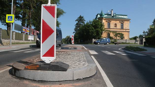 Nehodami poničený bezpečnostní ostrůvek u školy v Chodové Plané