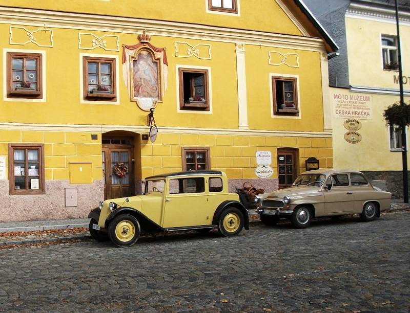 TATRU 57, které bude příští rok osmdesát let, řídil majitel několika veteránů a fanda historie vozidel Jaroslav Hofmann. 