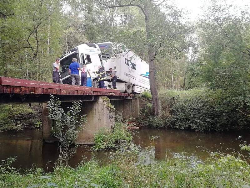 Na Tachovsku uvízl kamion na lávce v lese. Řidič se slepě držel GPS.