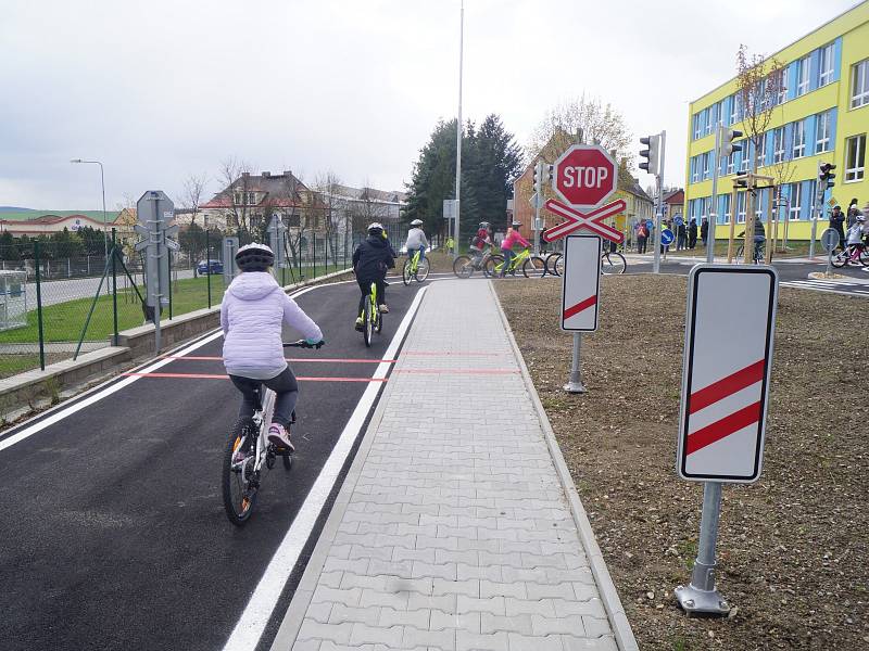Nové dopravní hřiště v blízkosti Základní školy Zárečná je otevřeno. Během středečního odpoledne jej vyzkoušeli první návštěvníci.