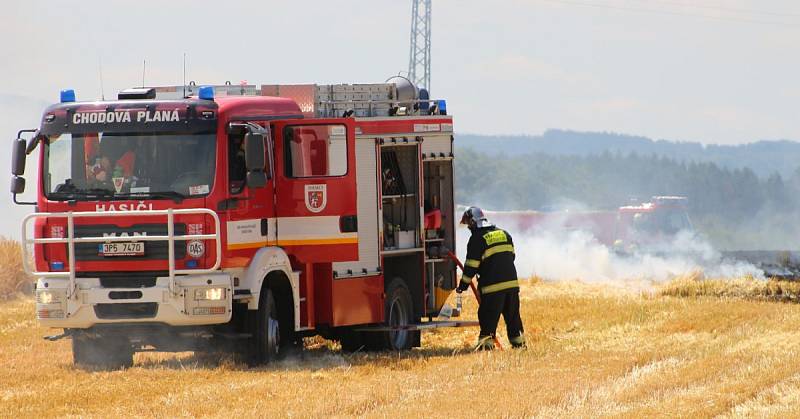 Požár obilného lánu u Chodové Plané.