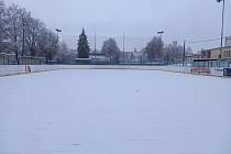 Čerstvý sníh  trochu zkomplikoval přípravy na rozjetí provozu správci zimního stadionu ve Stříbře.