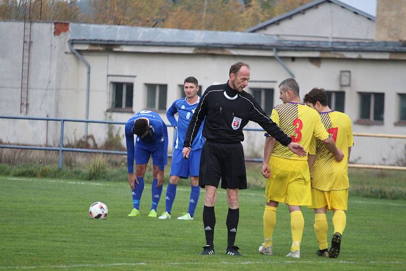 Tatran Chodov (ve žlutém) - TJ Chodský Újezd (v modrém) 2:2 (2:0), PK 3:4.