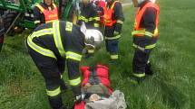 Plánští dobrovolní hasiči vyprošťovali dítě z havarovaného vraku. Našstěstí jen cvičili.