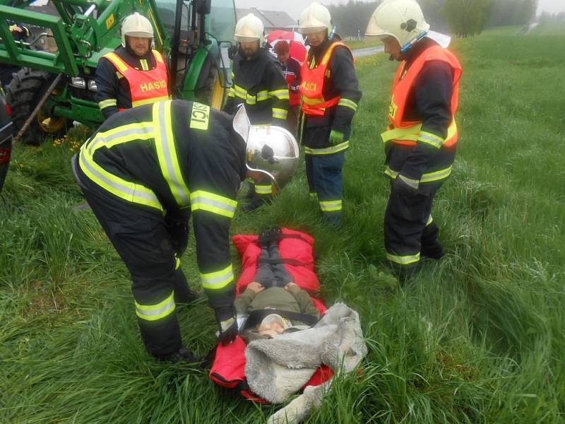 Plánští dobrovolní hasiči vyprošťovali dítě z havarovaného vraku. Našstěstí jen cvičili.