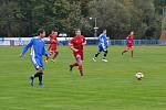 FK Tachov (v červeném) - Sokol Stráž (v modrém) 6:0 (2:0).