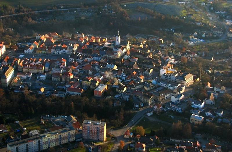 Paragliding je letecký sport. Provozují ho i na letišti v Erpužicích nedaleko Stříbra.