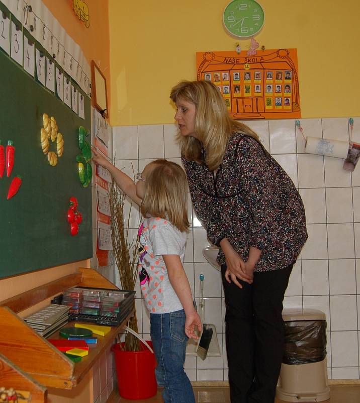 Zápisy probíhaly i na základní škole Hornická a Kostelní v Tachově. Malým přeškoláčkům se dlouhé čekání snažily zpříjemňovat pohádkové postavy.