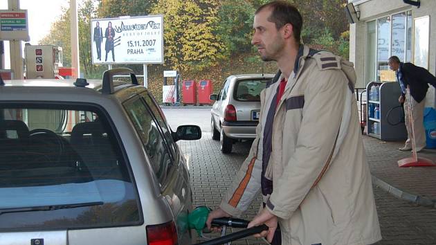 Hlavně při frmolu jsou pumpaři proti tankujícím a následně bez zaplacení ujíždějícím řidičům bezbranní. V některých případech nepomohou ani bezpečnostní kamery.