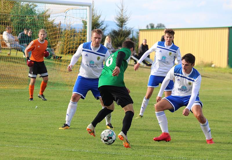 TIP LIGA (řádek č. 1): ZD Meclov (v zeleném) - Baník Stříbro (v bílém) 4:0.