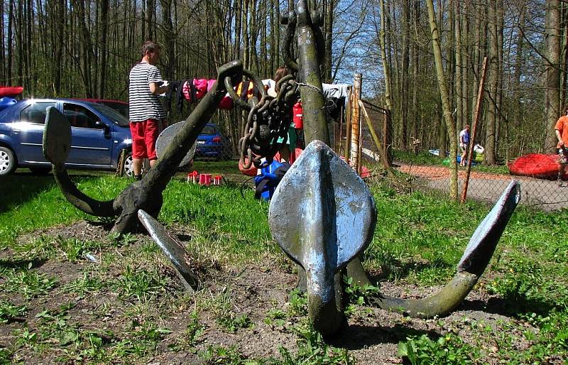 Tachovští vodáci otevřeli sezónu. Odemkli Mži a pasovali nové vodáky.